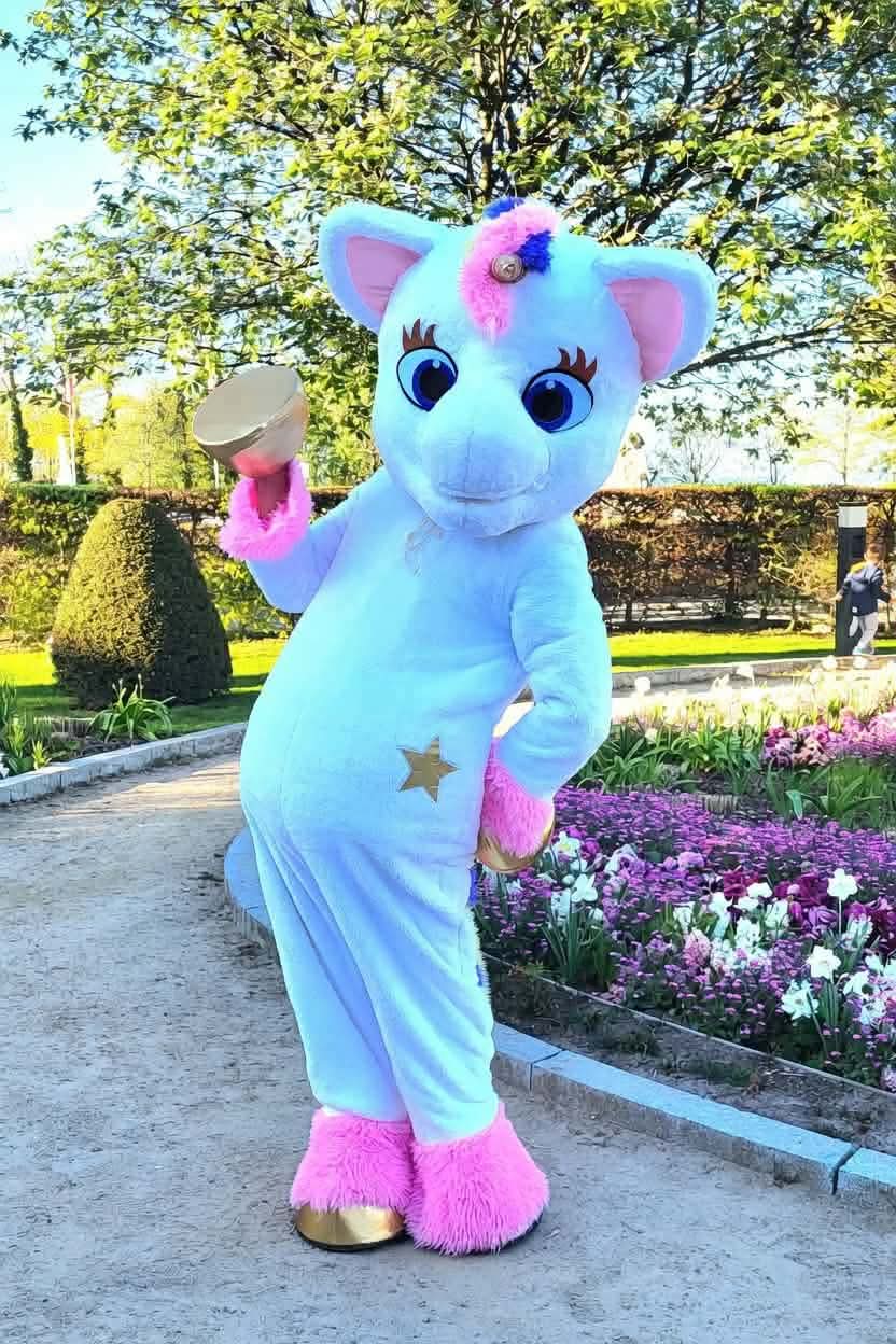Street-Performance: Künstler im weißen Einhorn-Kostüm. Hamburg,  Usedom.